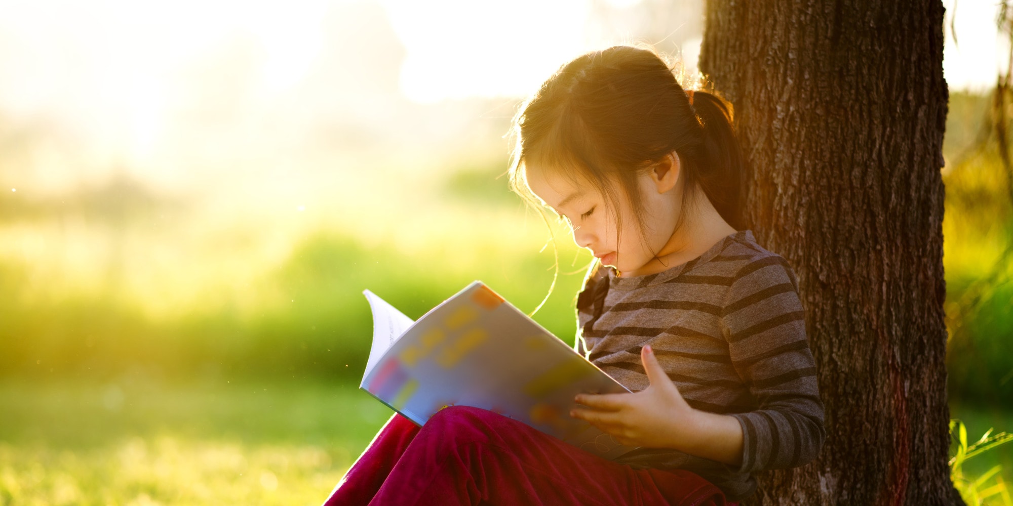 o-child-reading-facebook-min