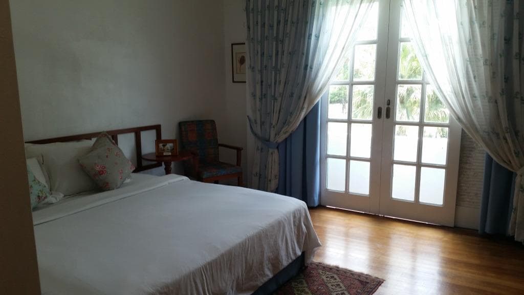 bedroom-white-louvres-min