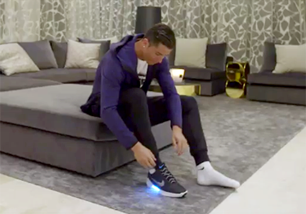 以后绑鞋带都自动化了！Nike HyperAdapt 1.0 ！就连Cristiano Ronaldo都忍不住了！