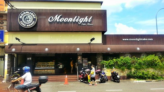 moonlight-cake-house