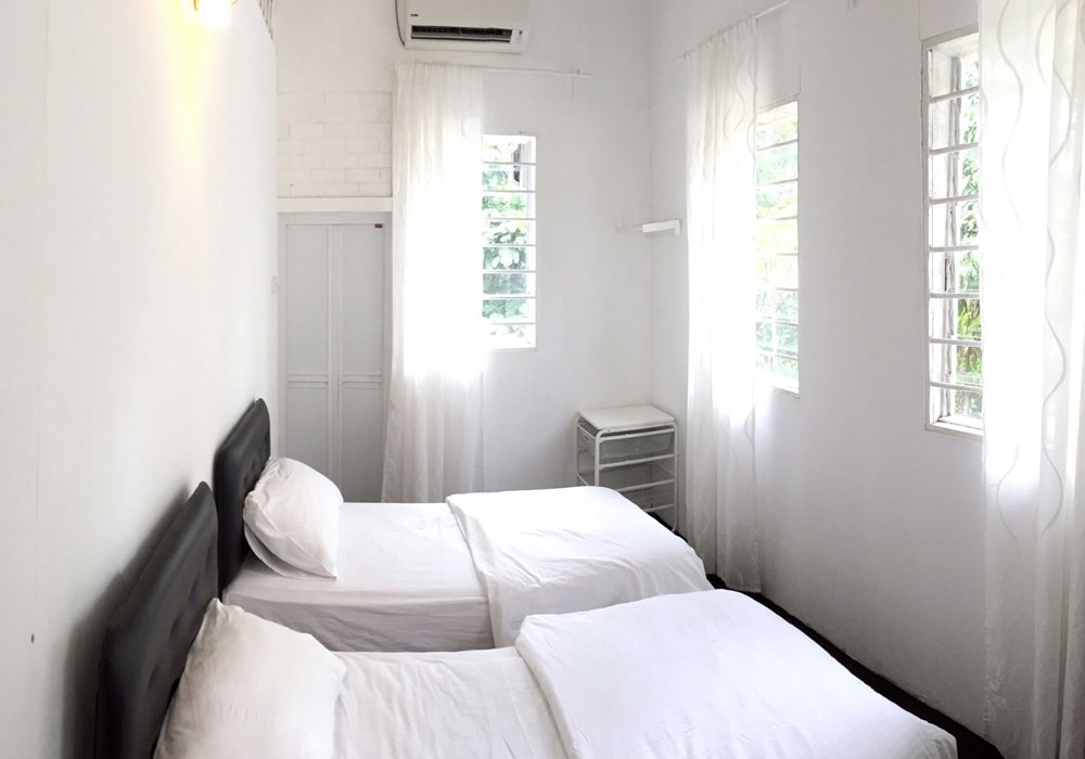 white_cottage_1-min
