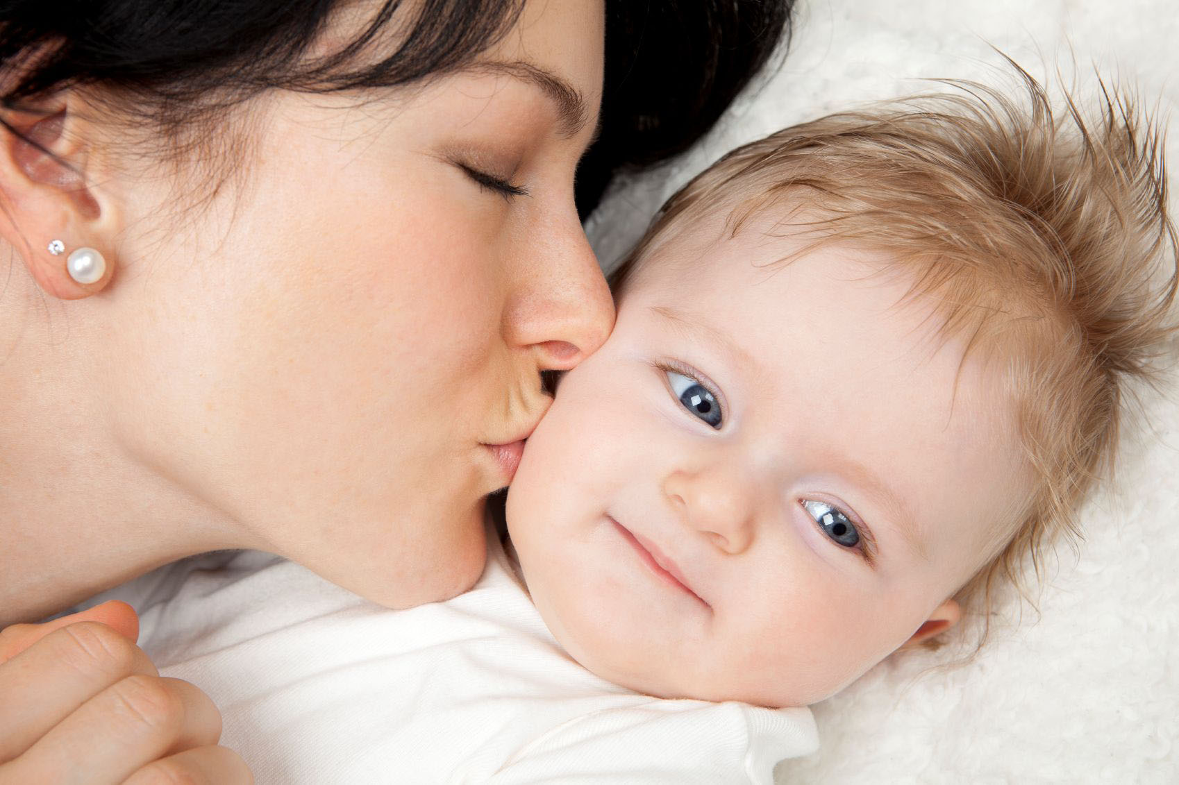 mom-and-baby-kiss1