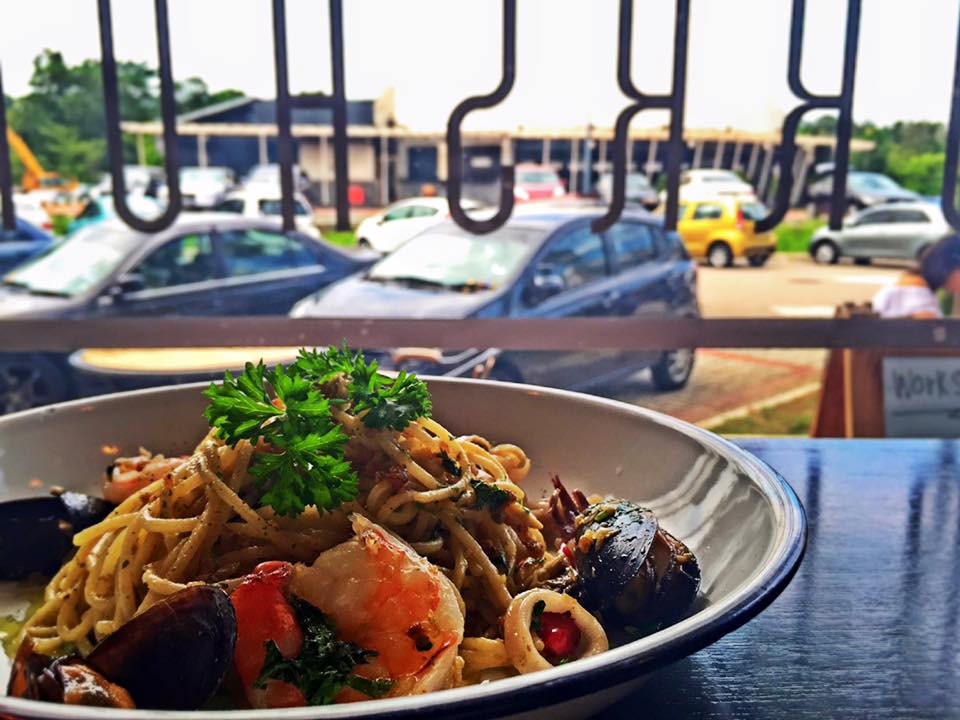 14225482_1391681377525824_7298683857145983782_n-min